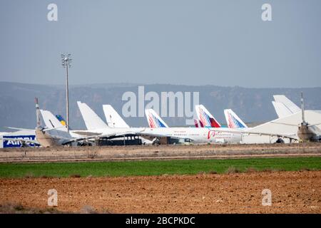 Aeromobili che detengono aeroporti per aerei che possono essere oggetto di gemiti durante la recessione dell'economia dell'aviazione a causa dell'epidemia di coronovirus. PLATA Teruel International Airport, Polígono de Tiro, Spagna, Europa, è il più grande centro internazionale innovativo dell'industria aeronautica/aerospaziale con parcheggio, manutenzione e riciclaggio di grandi aeromobili in Europa; Ha anche una scuola di volo, prove di volo e prove, aviazione generale, aviazione esecutiva, test motori, lavoro aereo, servizio di elicottero medico, droni, prototipi, progetti R e D e formazione aeronautica. Foto Stock