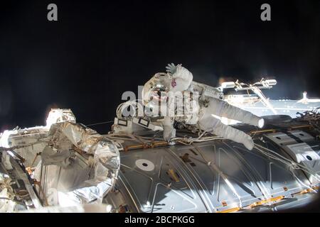 ISS - 15 Gennaio 2016 - astronauta britannico dell'ESA Tim Peake fuori dalla Stazione spaziale Internazionale nel suo tuta spaziale durante un gessetto spaziale - il primo mai o Foto Stock