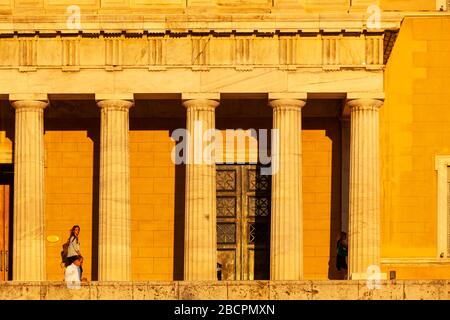 Grecia, Atene: Di fronte all'edificio del parlamento su Plateia Syntagmatos, gli evzones (guardie) tradizionalmente in costume della Tomba del Sol Sconosciuto Foto Stock