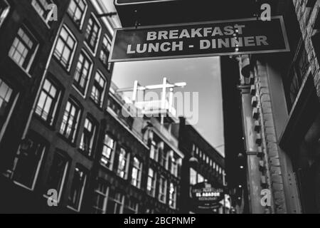 Architettura della città vecchia con colazione, pranzo e cena, insegna nella Warmoesstraat ad Amsterdam, Paesi Bassi Foto Stock