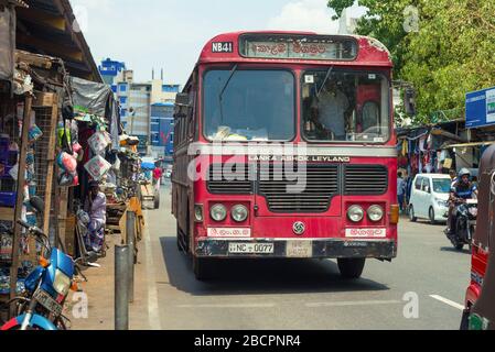 COLOMBO, SRI LANKA - 23 FEBBRAIO 2020: Autobus 'Lanka Ashok Leyland' primo piano su una strada della città Foto Stock