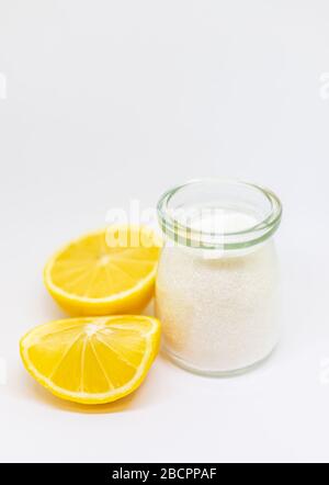 Acido citrico su fondo bianco isolato. Messa a fuoco selettiva. Cibo. Foto Stock