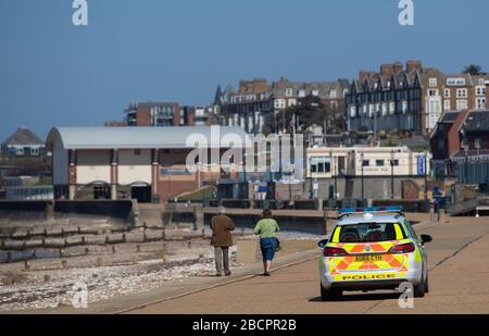 Polizia pattuglia la passeggiata a Hunstanton spiaggia in Norfolk, come il Regno Unito continua in blocco per contribuire a frenare la diffusione del coronavirus. Foto Stock