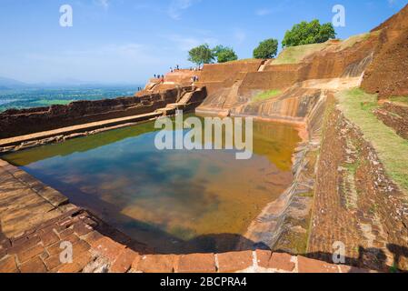 Vista della piscina centrale dell'antico palazzo reale sulla cima del Monte Sigiriya. Sri Lanka Foto Stock