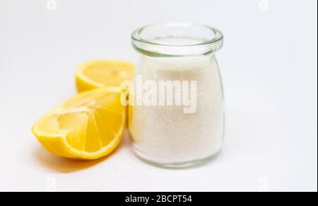 Acido citrico su fondo bianco isolato. Messa a fuoco selettiva. Cibo. Foto Stock