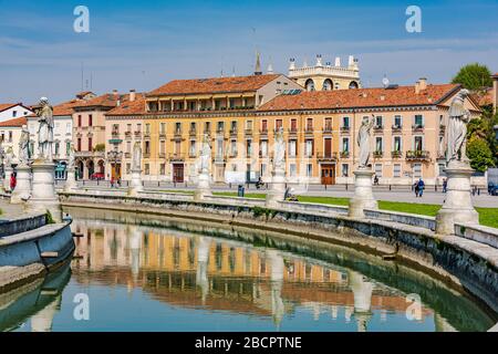 Prato della Valle è una piazza ellittica di 90,000 metri quadrati a Padova, ed è la piazza più grande d'Italia. Foto Stock