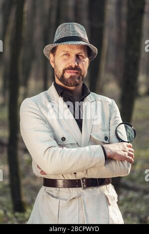 Uomo positivo in piedi nella foresta Foto Stock