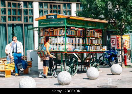 Budapest, Ungheria - 25 giugno 2019 : Prenota un negozio al Pest District Kalvin ter Street Foto Stock