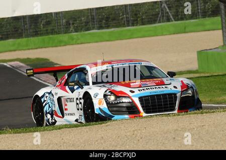 Imola, Italia 17 maggio 2013: Audi R8 LMS ultra GTC MOMO Megatron DF1, pilotato da Andrea Rizzoli/Stefano Gai/Lorenzo Casé, in azione. Foto Stock