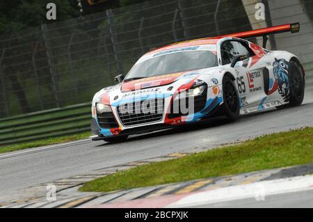 Imola, Italia 17 maggio 2013: Audi R8 LMS ultra GTC MOMO Megatron DF1, pilotato da Andrea Rizzoli/Stefano Gai/Lorenzo Casé, in azione. Foto Stock