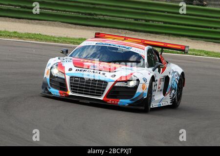 Imola, Italia 17 maggio 2013: Audi R8 LMS ultra GTC MOMO Megatron DF1, pilotato da Andrea Rizzoli/Stefano Gai/Lorenzo Casé, in azione. Foto Stock