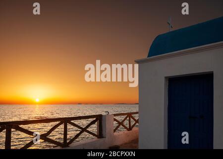 Grecia, isola di Kassos: Ekklisia (chiesa) Agios Konstantinos, lungo la costa, passando l'aeroporto Foto Stock