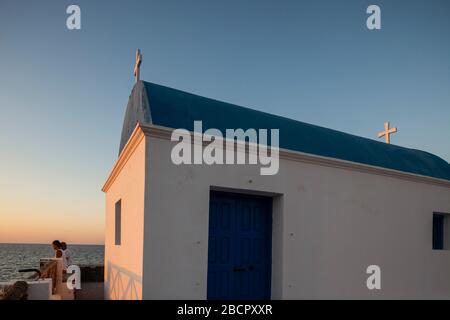 Grecia, isola di Kassos: Ekklisia (chiesa) Agios Konstantinos, lungo la costa, passando l'aeroporto Foto Stock