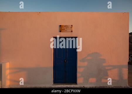 Grecia, isola di Kassos: Ekklisia (chiesa) Agios Konstantinos, lungo la costa, passando l'aeroporto Foto Stock