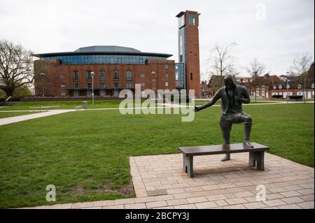 Una statua di William Shakespeare si erge da sola in una Stratford-upon-Avon quasi deserta nel Warwickshire, mentre il Regno Unito continua a bloccarsi per contribuire a frenare la diffusione del coronavirus. Foto Stock