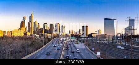 Panorama vista aerea dei grattacieli di Philadelphia che costruiscono il tramonto nella città di Philadelphia PA USA Foto Stock