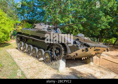 TRINCOMALI, SRI LANKA - 10 FEBBRAIO 2020: Veicolo da combattimento della fanteria russa - BMP-2 sul Museo della Guerra di Orr Hill Foto Stock