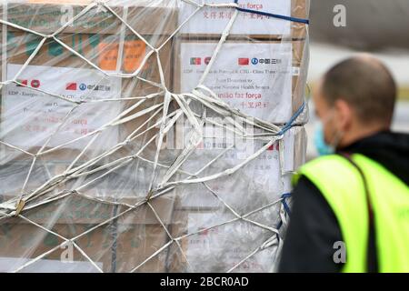 Lisbona, Portogallo. 5th Apr, 2020. Le apparecchiature mediche cinesi vengono scaricate da un aereo CON RUBINETTO noleggiato dal governo portoghese all'aeroporto di Humberto Delgado per combattere l'epidemia di coronavirus di Lisbona, Portogallo, il 5 aprile 2020. Credito: Pedro Fiuza/ZUMA Wire/Alamy Live News Foto Stock