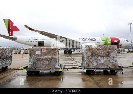 Lisbona, Portogallo. 5th Apr, 2020. Le apparecchiature mediche cinesi vengono scaricate da un aereo CON RUBINETTO noleggiato dal governo portoghese all'aeroporto di Humberto Delgado per combattere l'epidemia di coronavirus di Lisbona, Portogallo, il 5 aprile 2020. Credito: Pedro Fiuza/ZUMA Wire/Alamy Live News Foto Stock