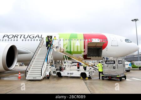 Lisbona, Portogallo. 5th Apr, 2020. Le apparecchiature mediche cinesi vengono scaricate da un aereo CON RUBINETTO noleggiato dal governo portoghese all'aeroporto di Humberto Delgado per combattere l'epidemia di coronavirus di Lisbona, Portogallo, il 5 aprile 2020. Credito: Pedro Fiuza/ZUMA Wire/Alamy Live News Foto Stock