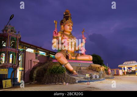 TRINCOMALI, SRI LANKA - 11 FEBBRAIO 2020: Statua gigante di Shiva al crepuscolo serale Foto Stock