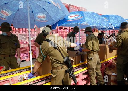 Modiin. 5th Apr, 2020. I soldati israeliani raccolgono e distribuiscono pacchetti alimentari a 350.000 anziani israeliani in un centro logistico nella città centrale israeliana di Modiin, in mezzo alla pandemia di coronavirus, il 5 aprile 2020. Credit: Gil Cohen Magen/Xinhua/Alamy Live News Foto Stock