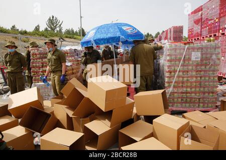 Modiin. 5th Apr, 2020. I soldati israeliani raccolgono e distribuiscono pacchetti alimentari a 350.000 anziani israeliani in un centro logistico nella città centrale israeliana di Modiin, in mezzo alla pandemia di coronavirus, il 5 aprile 2020. Credit: Gil Cohen Magen/Xinhua/Alamy Live News Foto Stock