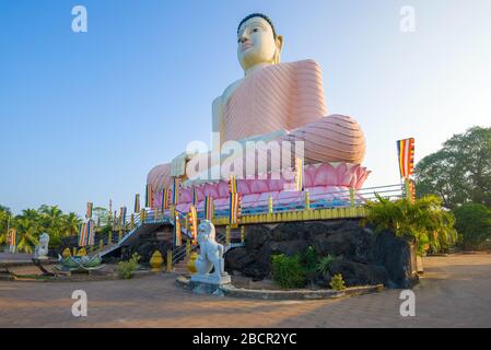 ALUTHGAMA, SRI LANKA - 16 FEBBRAIO 2020: Una scultura gigante di un Buddha seduto nel Tempio di Kande Viharaya Foto Stock