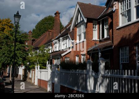 Queen Anne Revival architettura Richard Norman Shaw Garden Suburb Woodstock Road, Turnham Green, Chiswick, Londra, W4 1DS Foto Stock