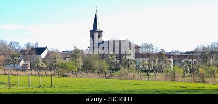 Paesaggio urbano di Grevenboich Wevelinghoven a Germnay con il fiume Erft di fronte Foto Stock