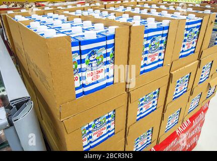 Samara, Russia - 16 marzo 2020: Latte confezionato pronto per la vendita in superstore Foto Stock