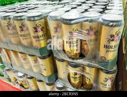 Samara, Russia - 16 marzo 2020: Birra alcolica Holsten in lattine metalliche pronta per la vendita sul ripiano in superstore. Varie bevande alcoliche in bottiglia a Foto Stock