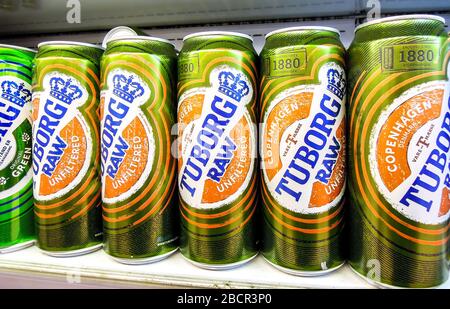 Samara, Russia - 16 marzo 2020: Birra alcolica Tuborg in lattine metalliche pronte per la vendita sul ripiano del supermercato. Varie bevande alcoliche in bottiglia e Foto Stock