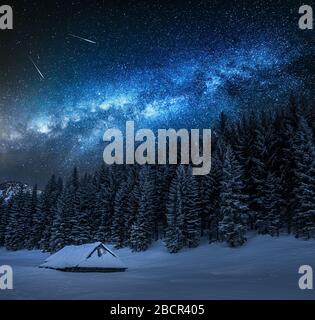 Milky Way sopra cottage in legno a Tatra montagna in Polonia Foto Stock