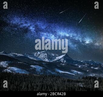 Via Lattea sopra la montagna innevata di Tatra Foto Stock