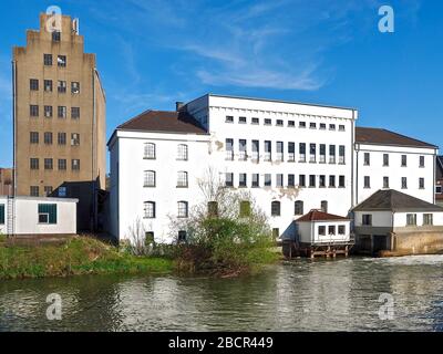 Paesaggio urbano di Grevenboich Wevelinghoven a Germnay con il fiume Erft di fronte Foto Stock