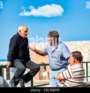 Tre uomini italiani in una discussione Foto Stock