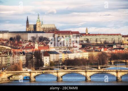 Vista del Castello di Praga, della Cattedrale di San Vito e dei ponti sul fiume Moldava, Praga, Repubblica Ceca Foto Stock