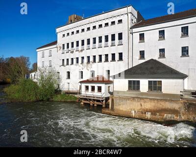 Paesaggio urbano di Grevenboich Wevelinghoven a Germnay con il fiume Erft di fronte Foto Stock