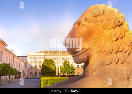 Scultura leone di fronte al Palazzo del Presidente di Varsavia, Polonia. Città vecchia di Warszawa Foto Stock