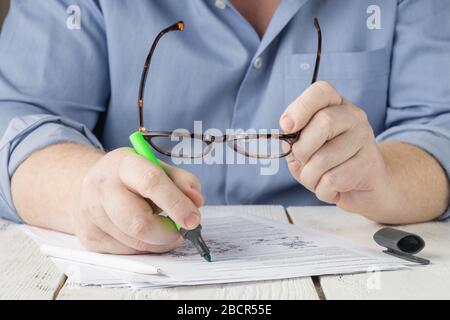 Gel antisettico igienizzante per le mani, maschera protettiva respiratoria, maschera chirurgica per la protezione dal viruso sul laptop. Lavoro a distanza, lavoro in ufficio, freelance, wor Foto Stock