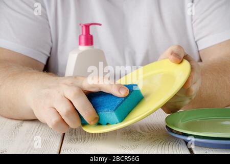 mani con dispenser a pompa per gel igienizzante per mani di lavaggio. Disinfettante trasparente nel flacone della pompa, per eliminare germi, batteri e virus Foto Stock