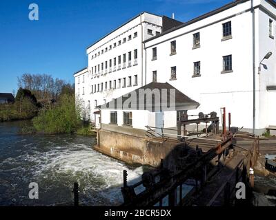 Paesaggio urbano di Grevenboich Wevelinghoven a Germnay con il fiume Erft di fronte Foto Stock