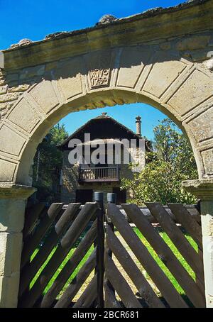 Facciata di casa rurale. Santa Cruz de la Seros, provincia di Huesca, Aragona, Spagna. Foto Stock