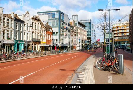 Vista di una desolata Vredenburg una giornata di sole. A causa della pandemia COVID-19 (corona), è tranquillo nel centro di Utrecht. Paesi Bassi. Foto Stock
