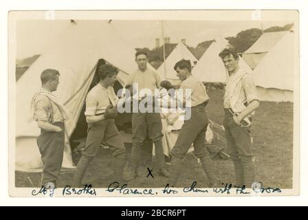 Cartolina dell'era WW1 di giovani uomini nel campo dell'esercito (possibilmente al campo di Coed Helen vicino a Carnarvon) boxing ad un campo di addestramento, Carnarvon, (Caernarvon, Caernarfon) Galles, Regno Unito circa 1916 Foto Stock