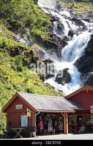 ODDA, NORVEGIA-CIRCA LUGLIO, 2018: Il centro turistico locale e il negozio di souvenir si trovano vicino alla cascata di Latefoss sulla Norwegian National Road 13. Latefossen caduta consistono Foto Stock