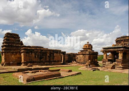 06-Jun-2008 – Pattadakal, chiamato anche Paṭṭadakallu o Raktapura, è una collezione di dieci templi indù e giainisti nel nord di Karnataka, India Foto Stock