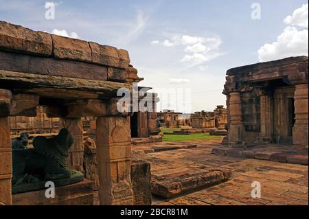 06 giu 2008 Pattadakal, chiamato anche Paṭṭadakallu o Raktapura, è una collezione di dieci templi indù e giainisti nel nord di Karnataka, India Foto Stock