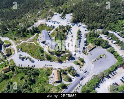 JORPELAND, NORVEGIA-CIRCA LUGLIO, 2018: Pulpit Rock parcheggio è su Preikestolvegen, Rogaland comune. Vista dall'alto presso la casa principale e le strade. St Foto Stock